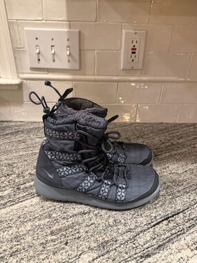 Women’s Nike Rosherun Hi Sneakerboot  Ash Light Magnet Grey 615968-200 Size 8